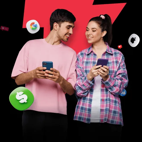 Dos personas usan la app de NAGA en sus celulares