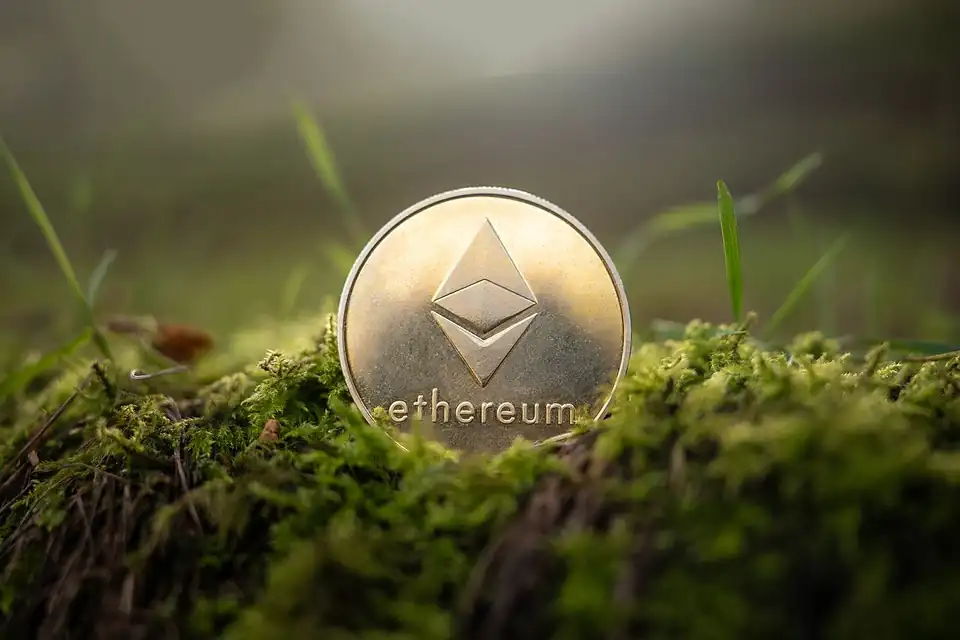 Moneda física de Ethereum vista de cerca