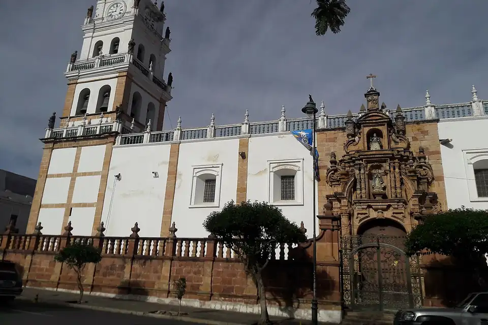 Catedral de Sucre con su torre blanca junto a la plaza principal
