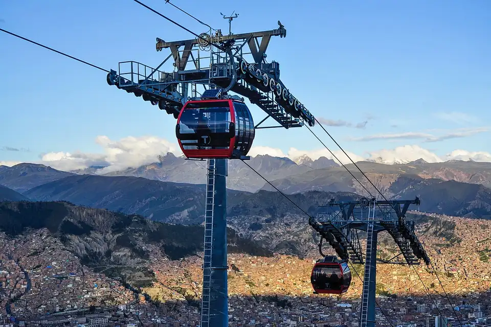 Cabina roja de Mi Teleférico con la cordillera al fondo en La Paz
